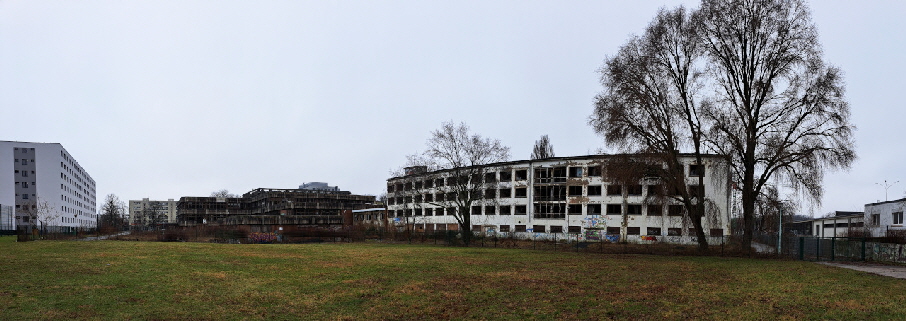 Blick von den Sportanlagen an der Weissenseer Str. auf das ehemalige Sporthotel Hohenschnhausen