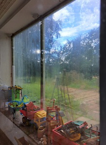 Kinderspielzeug auf einem Fensterbord Kinderspielzeug auf einem Fensterbord