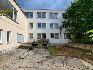 Treppeneingang in das Bettenhaus des Schulungsheimes Götzer Berge Treppeneingang in das Bettenhaus des Schulungsheimes Götzer Berge