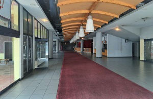 roter Teppichboden im Eingangsfoyer des Kinos Alt-Treptow roter Teppichboden im Eingangsfoyer des Kinos Alt-Treptow