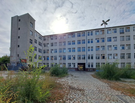 Blick vom Maybachufer in Neuk�lln auf die Fassade des leerstehenden Geb�udes