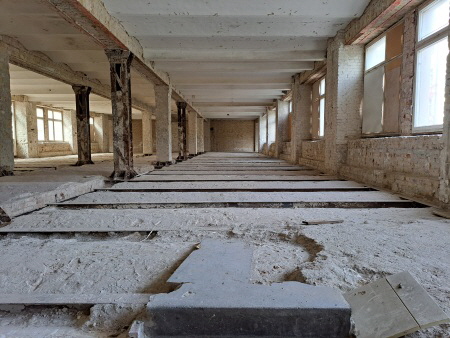 Entkernungsarbeiten einer Etage der alten M�belfabrik.